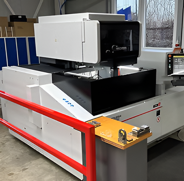 Automatisiertes Laboranalysegerät mit weißem und schwarzem Gehäuse auf roter Basis in Werkstatt